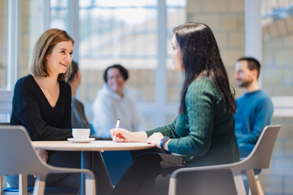 zwei Frauen im Personalcafe (casino)